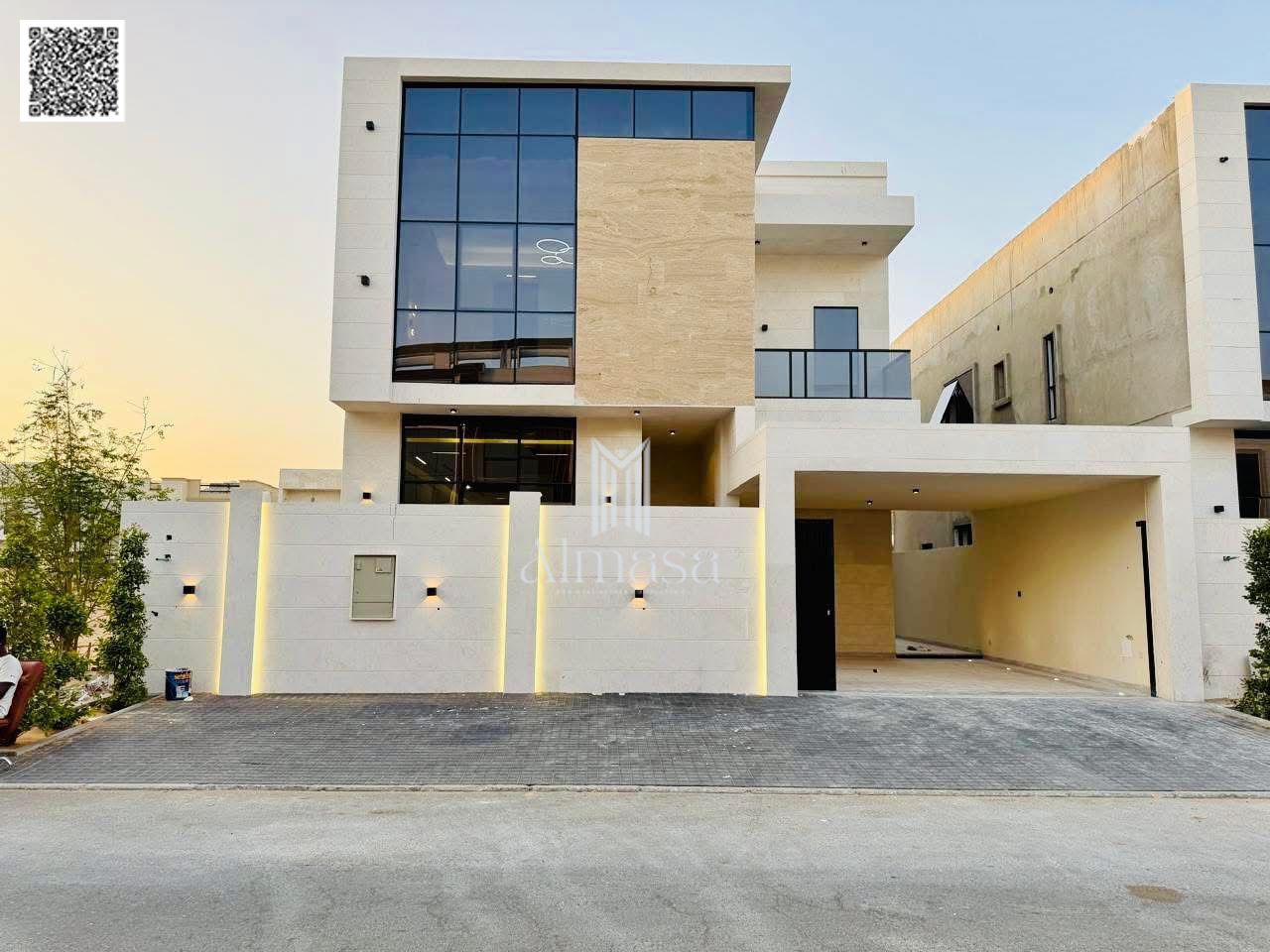 Freehold . Modern villa on a main street, no registration fees.