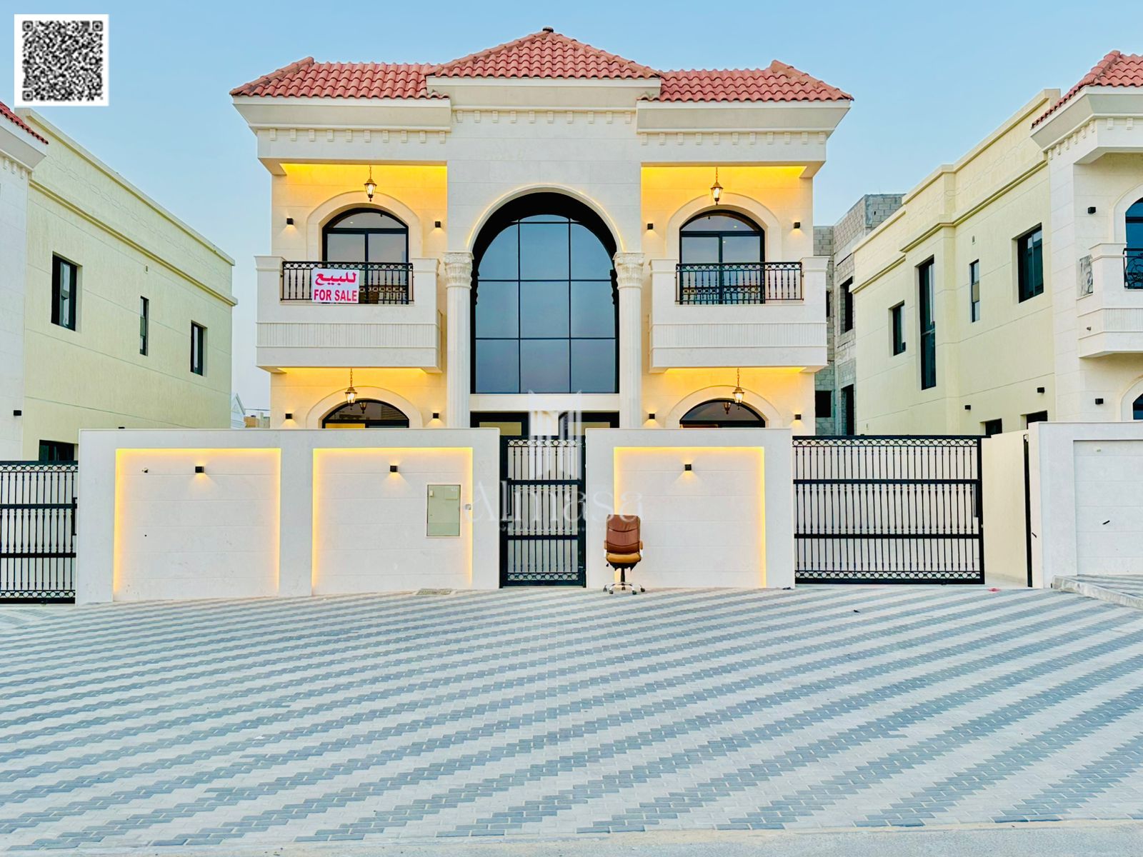 For sale: Classic villa with very high-end finishing, freehold ownership for all nationalities, prime location on a main street with a front setback.