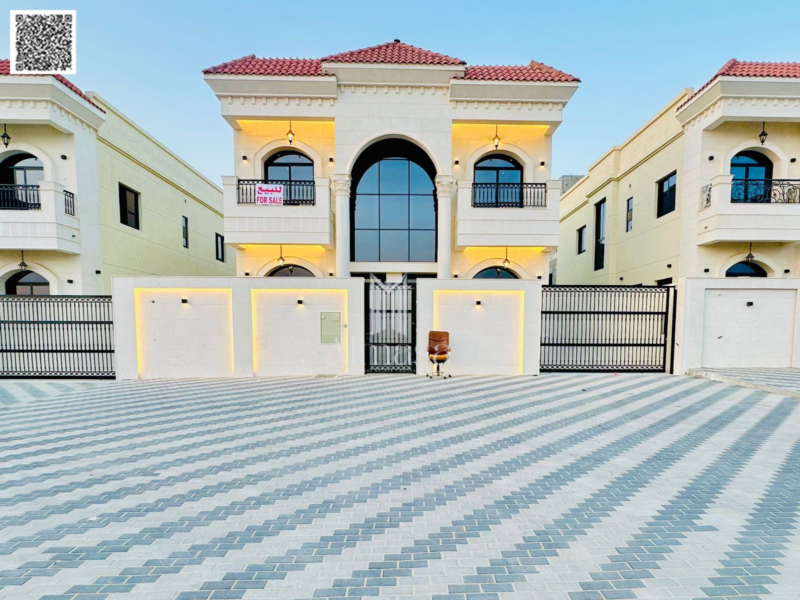 Modern cornar villa on a main street, parking space for 10 cars.