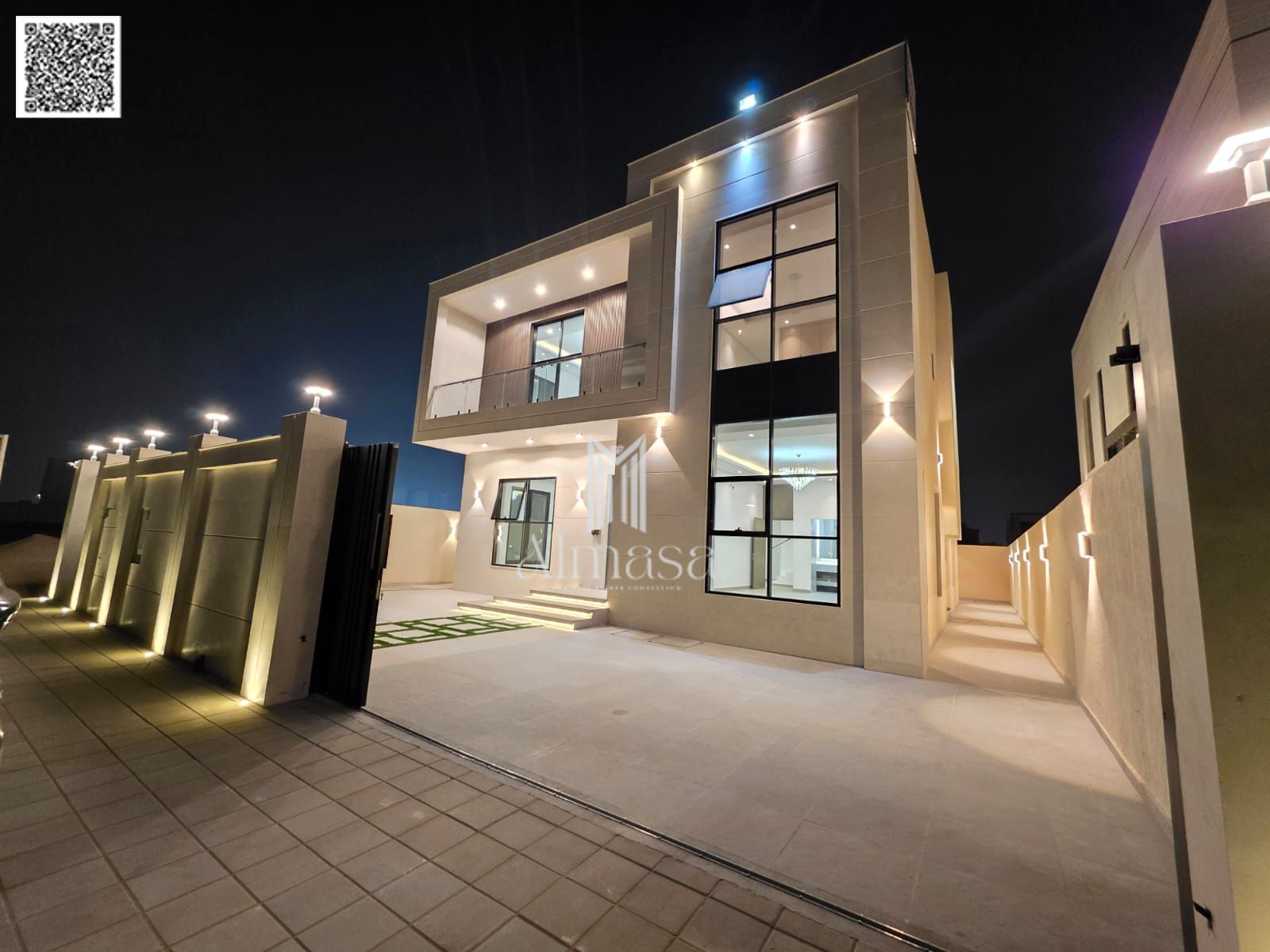 Modern villa with a large yard, super deluxe finishing, at a special and negotiable price. Prime location behind Al Watan University. Freeholdh