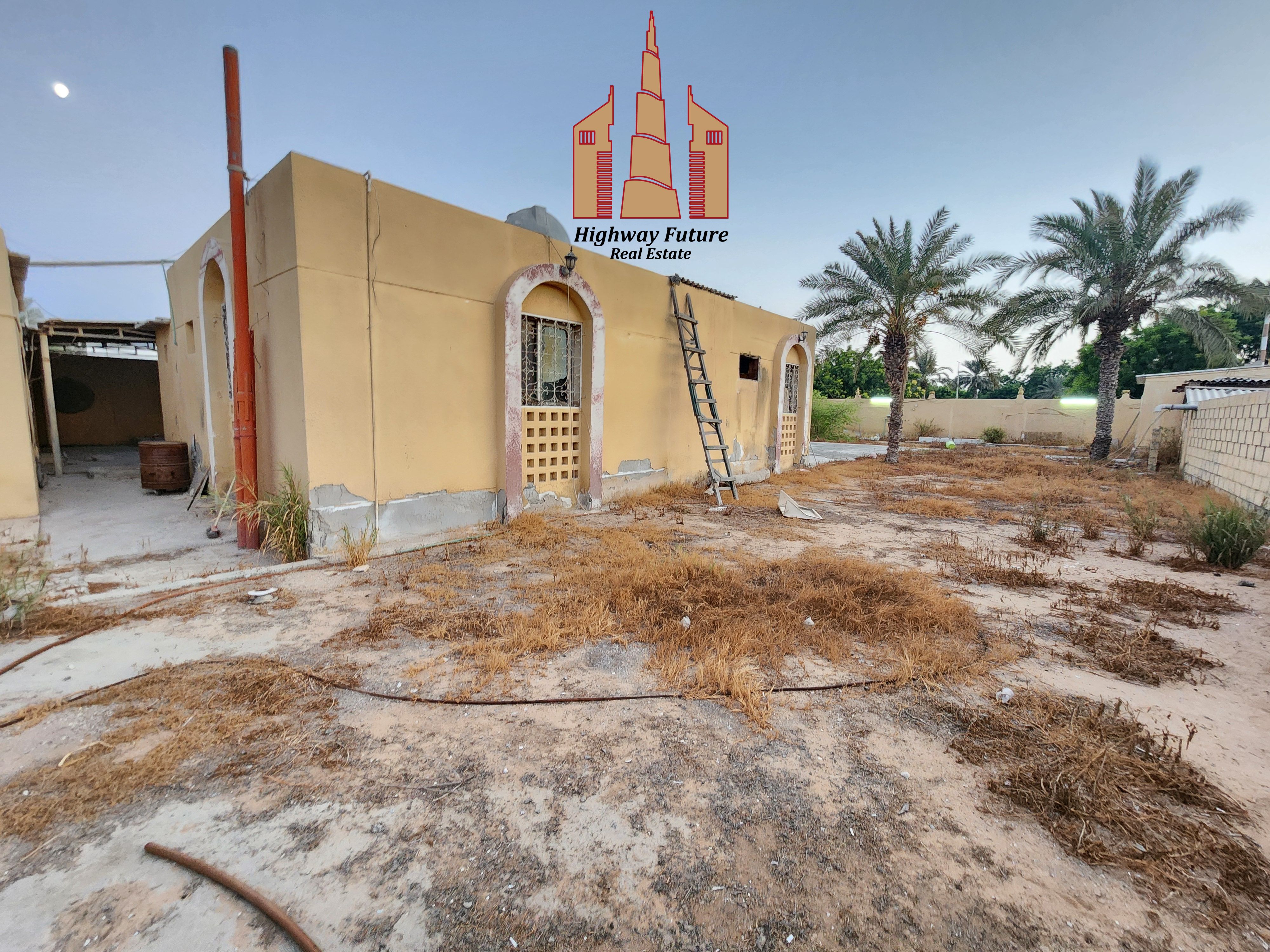 4 Bed room Hall Majlis old villa 13000 sqft big gardan 1.8 Million last price.