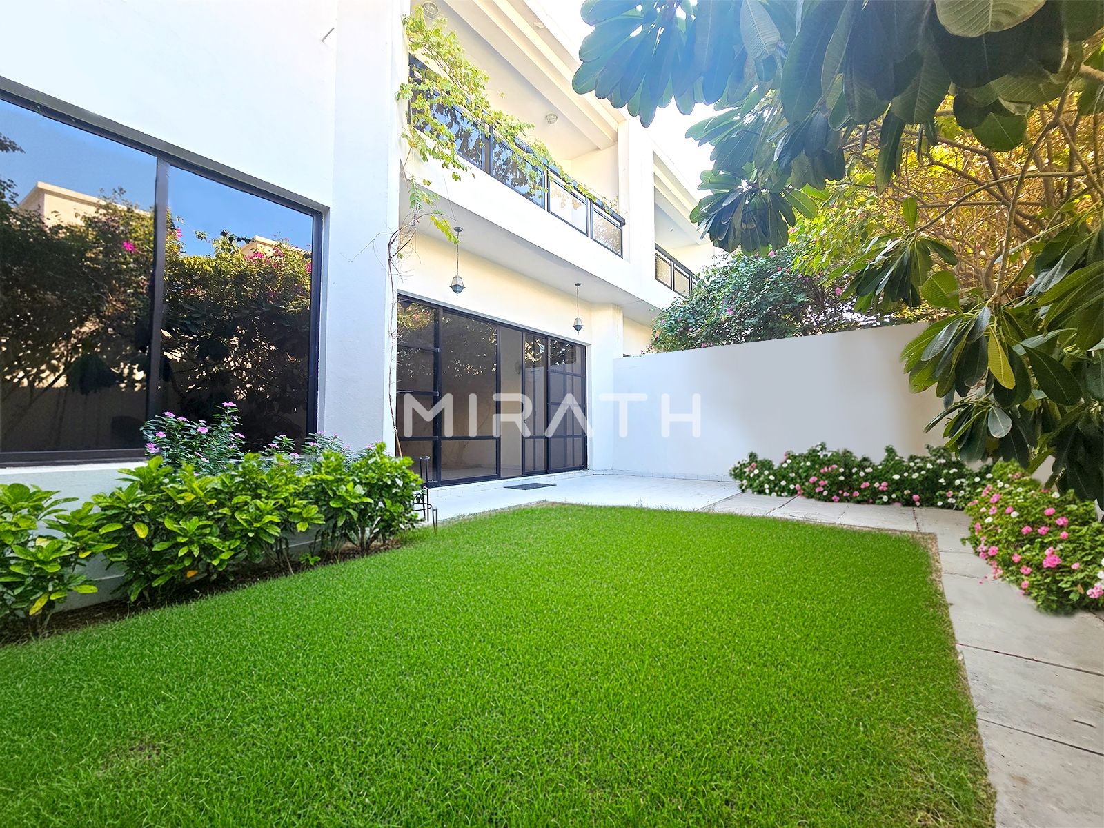Super Bright | 4BR Corner Villa | Close to Beach