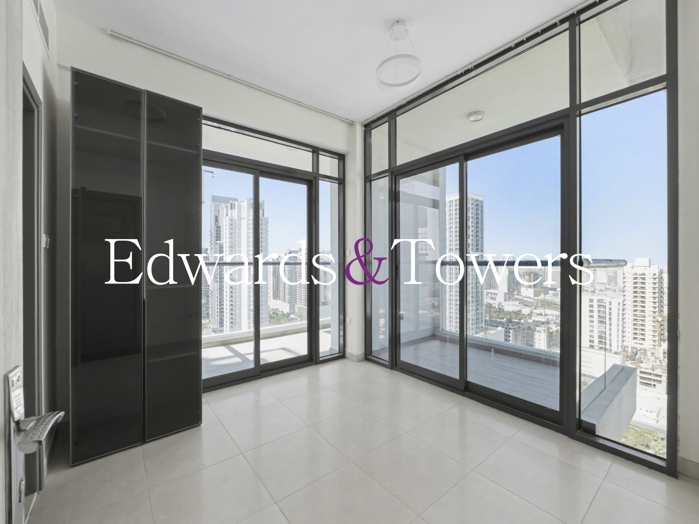 1 Bedroom | 2 Bathrooms | Huge layout