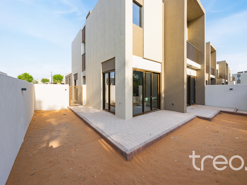 Spacious | End Unit | Modern
