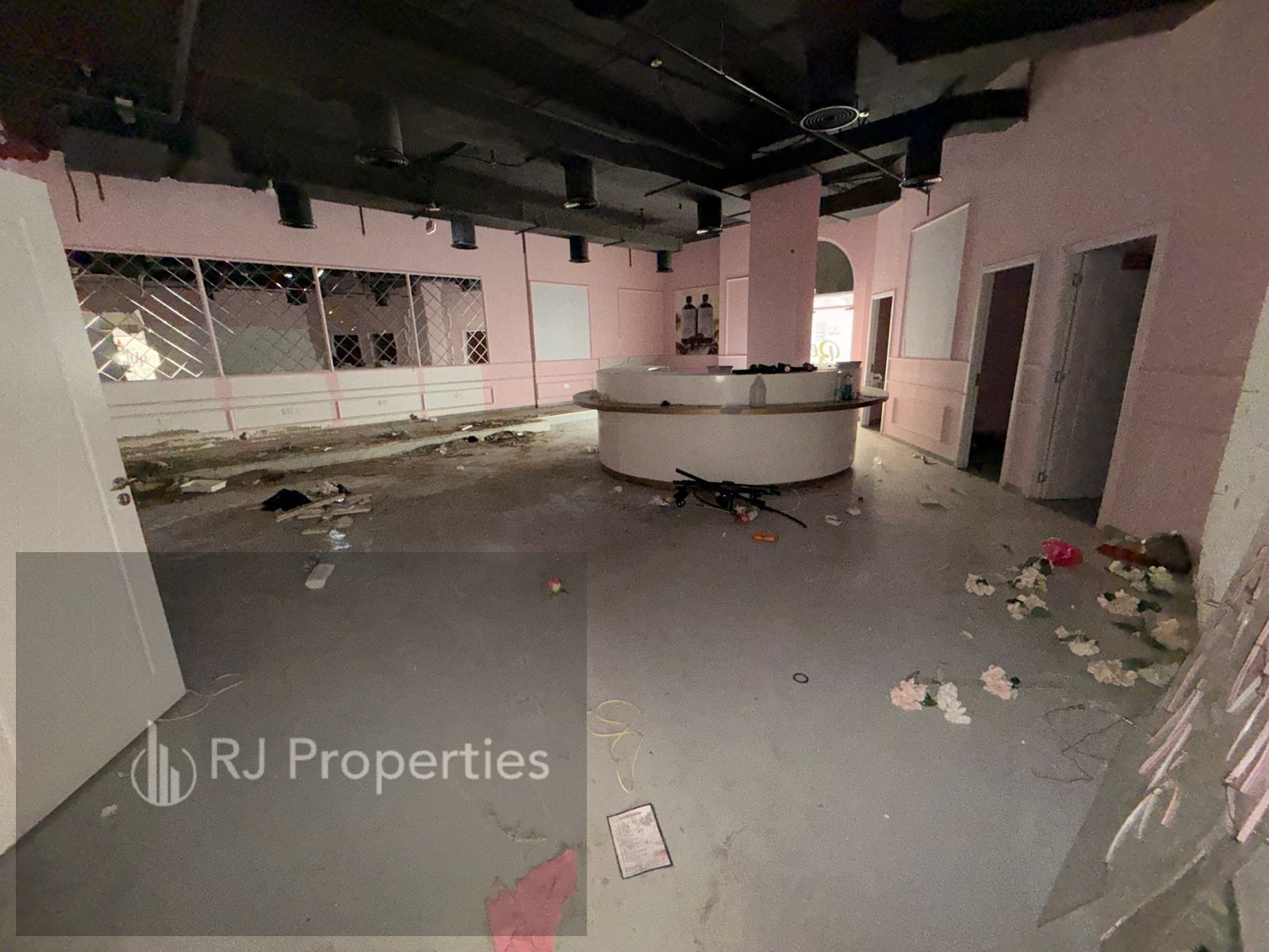 Close to Park luxury shop very prime lecation business area ready to move only jest 185k