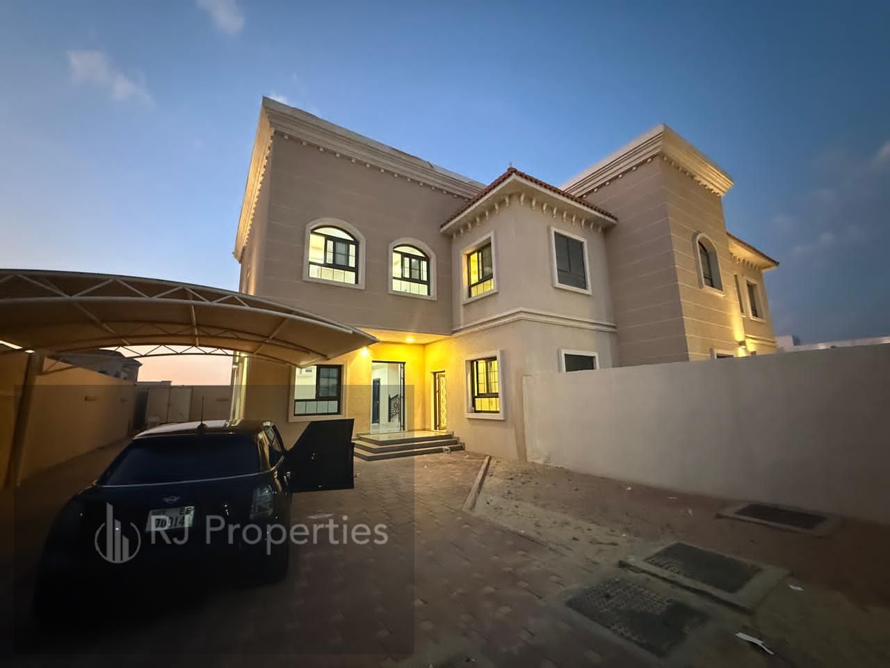 Hot OFFER LUXURY 5BEDROOM VILLA with Maid room laundry room sparte Majlis parking only jest 150k