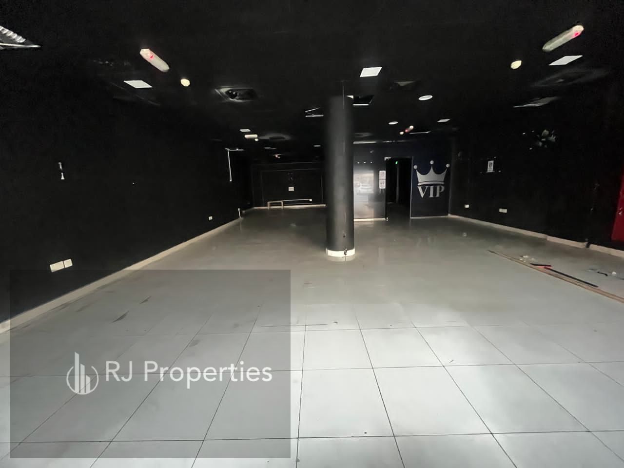 LUXURY SHOP very prime lecation business area ready to move only jest 150k