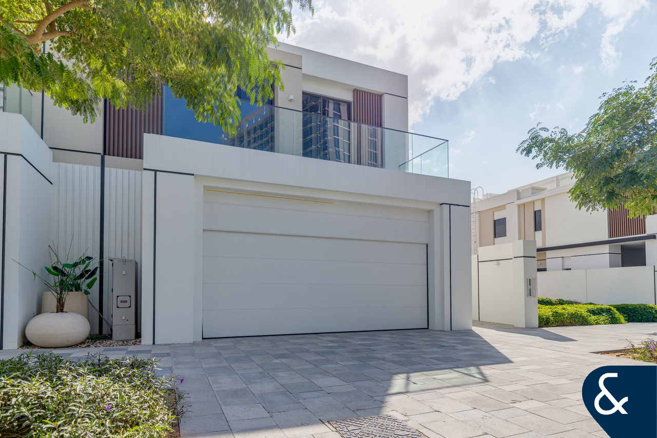 Fully Upgraded Turnkey Vacant Twin Villa