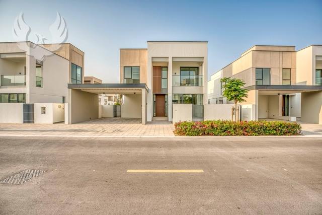 IN FRONT OF THE POOL AND PARK | CORNER | BIG GARDEN
