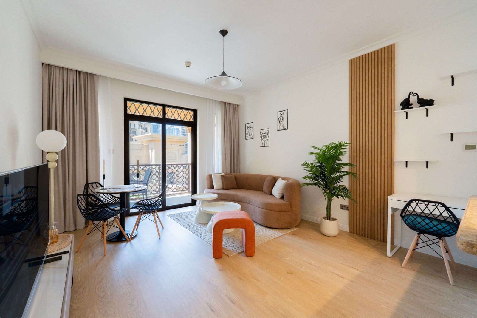 Bright Unit | Fully Furnished | Close to Mall