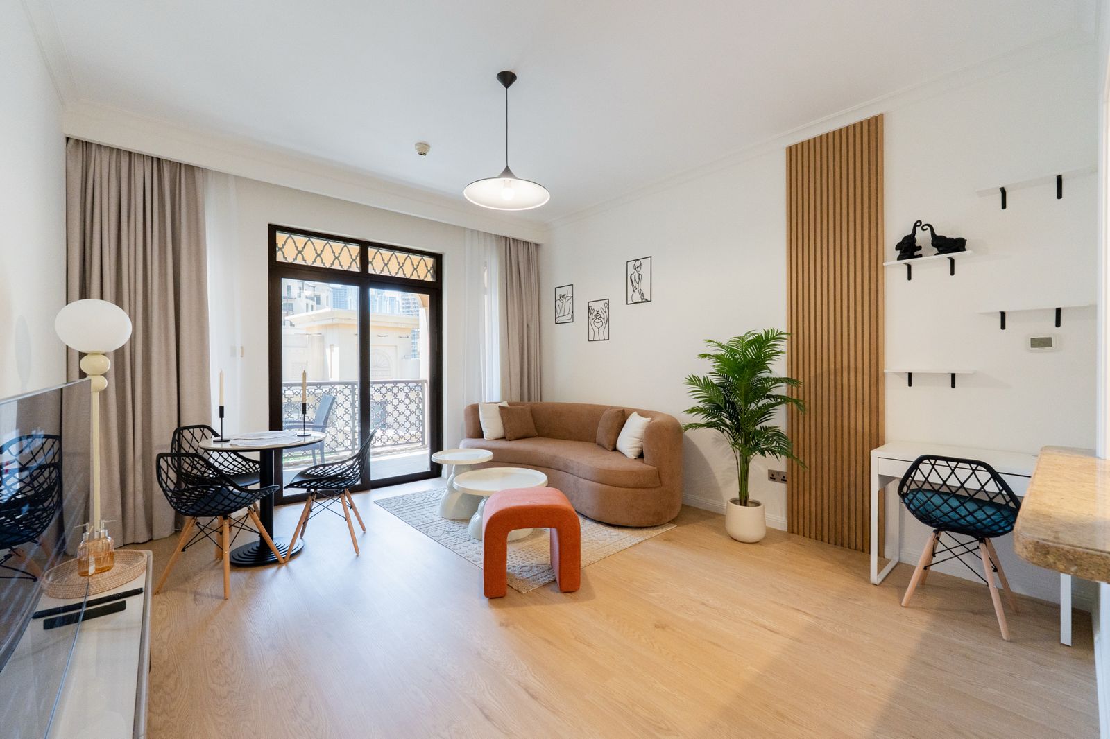 Bright Unit | Fully Furnished | Close to Mall