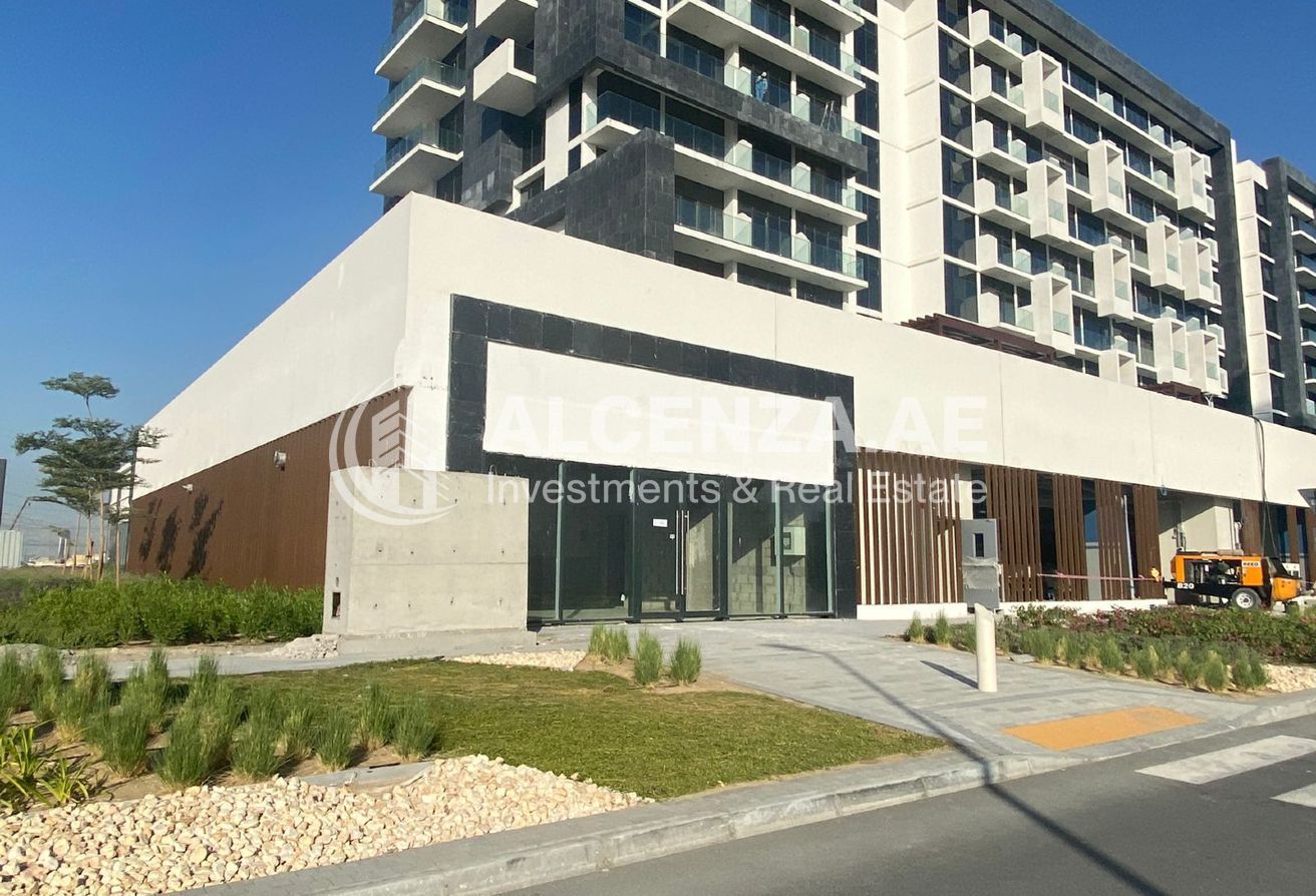 Corner Unit |Semi-Fitted | Great Location