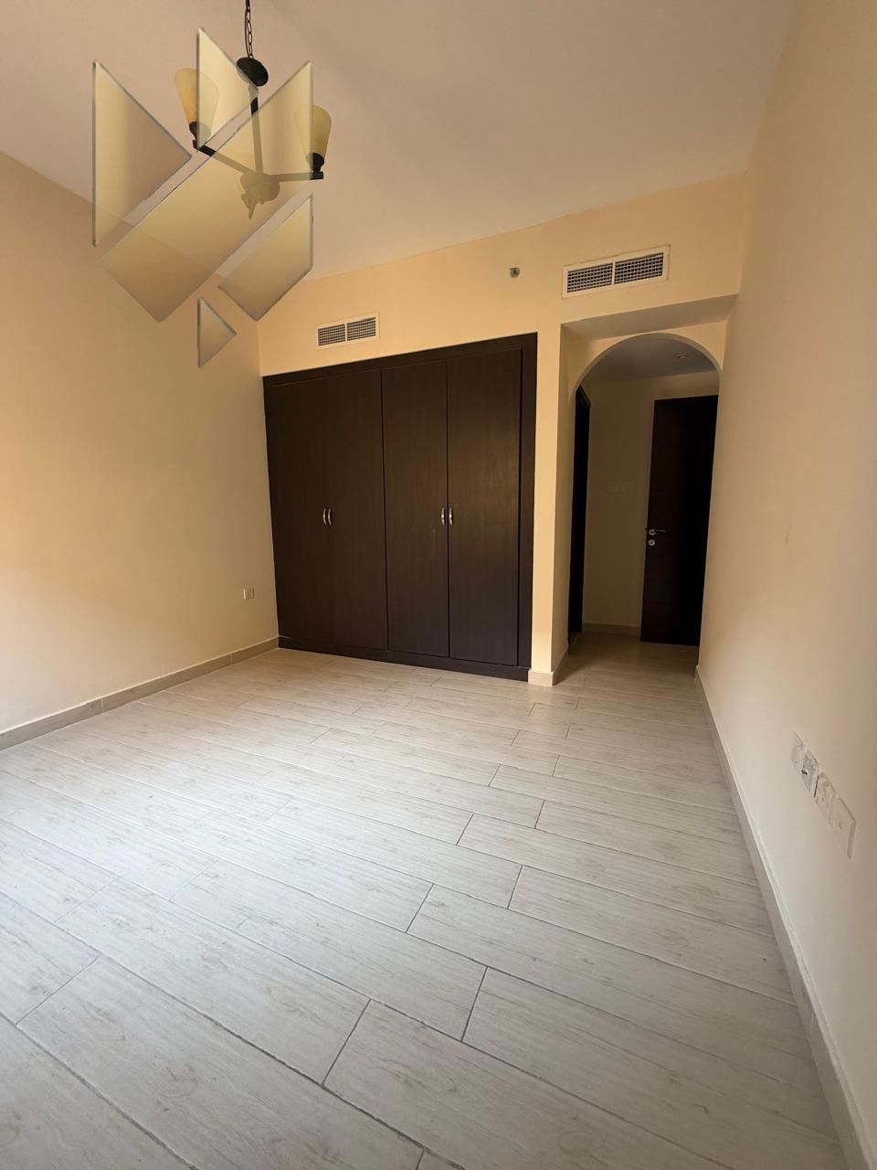 Over 12 installments with parking / 2BHK in the new Muwaileh, in a prime location, family building