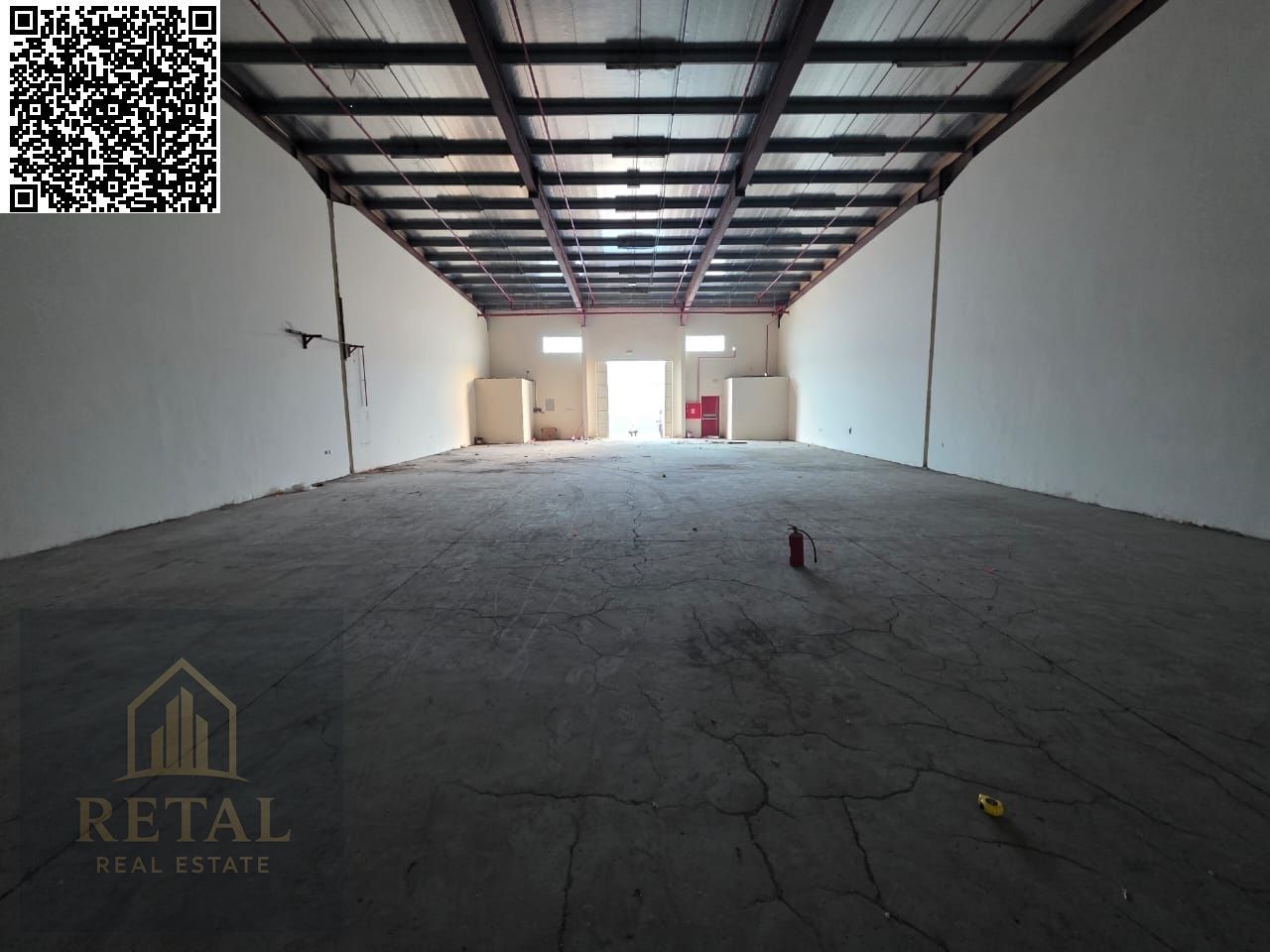 A large warehouse space for rent, very good, one flat.