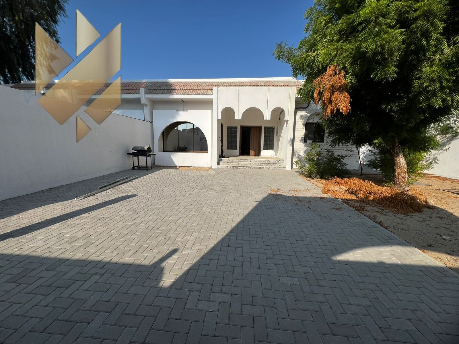 Villa for Rent in Al Falaj – 3 Bedrooms with Yard on a Main Street