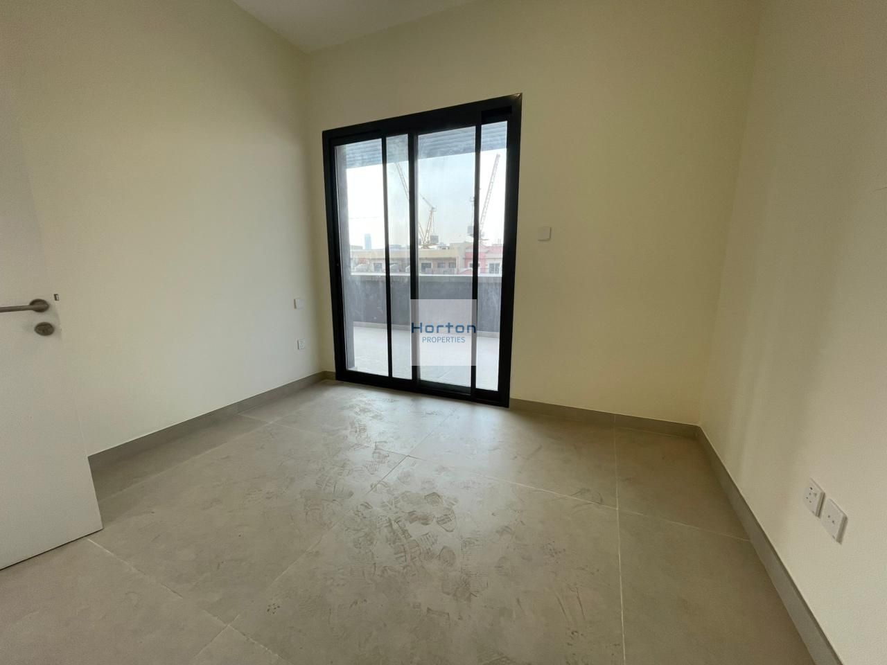 SPACIOUS 2BR I UNFURNISHED I RAEDY TO MOVE