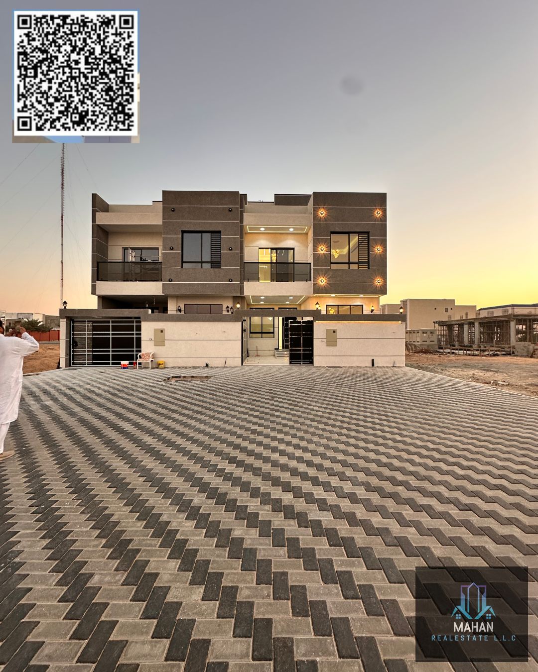 Luxury Villa for Sale – Al Helio 1, Ajman Close to Main Al Helio 1 Street Plot Size: 1,722 sq. ft Built-Up Area: 3,005 sq. ft Villa Features: • 5 Bedrooms – All with Attached Bathrooms • Majlis with Attached Washroom • Modern Kitchen on Ground