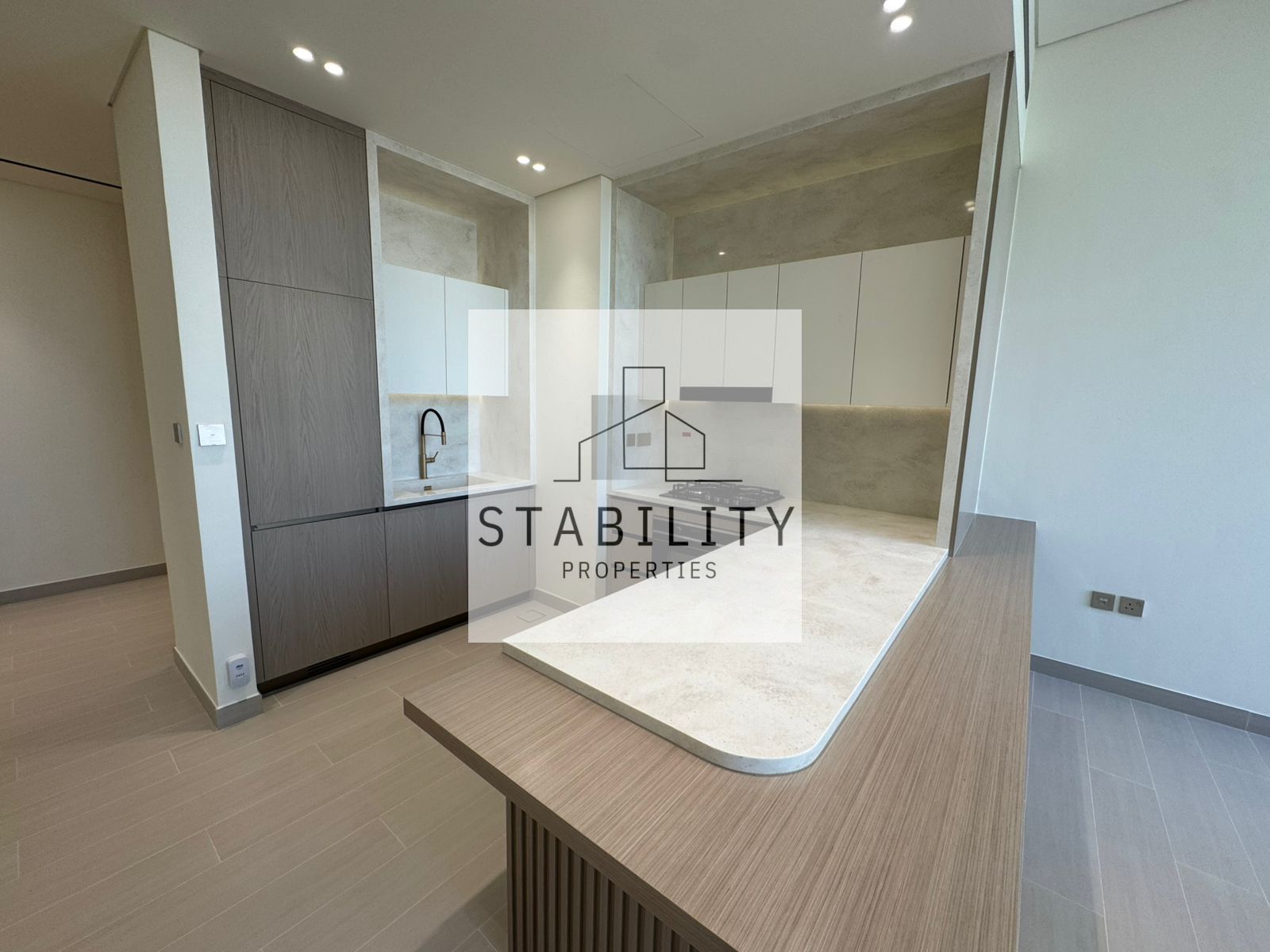 BRIGHT 1 BEDROOM WITH BALCONY IN JVC