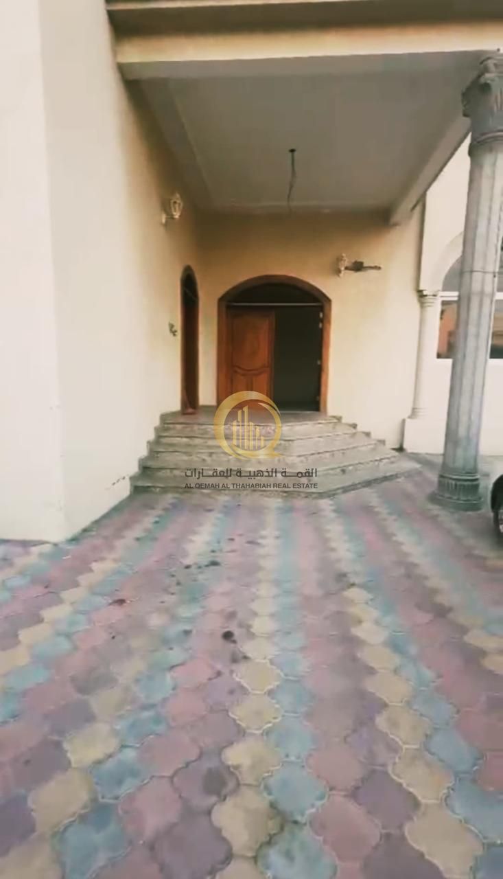 For sale: a villa in Al-Nakhilat, with an area of 7,500 sq ft on an asphalt road. Newly built 6 years ago, two floors consisting of: Ground floor: a m