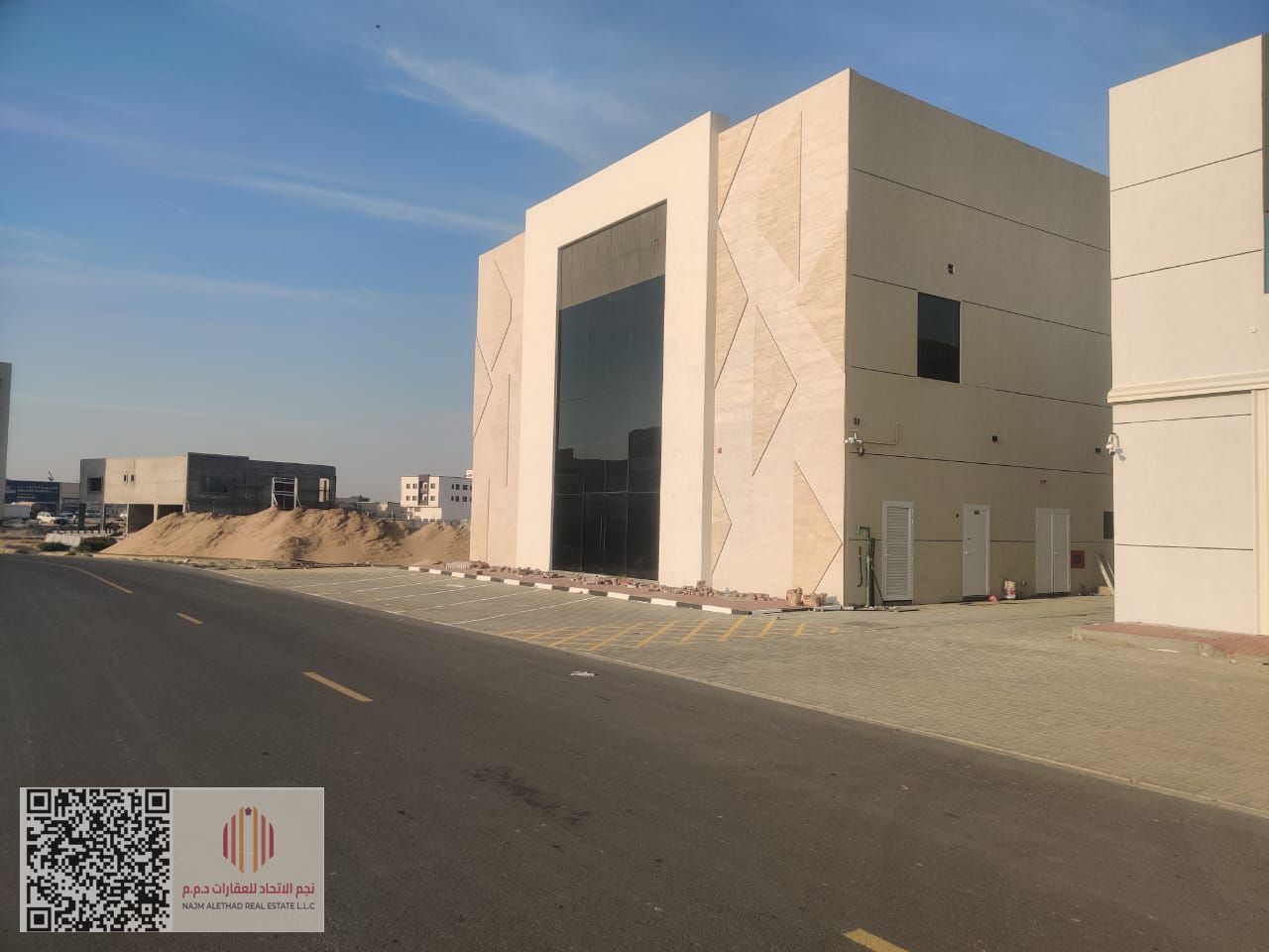 A brand-new showroom with mezzanine (first occupancy) is available for annual rent in Ajman – Al Jurf Industrial Area 2. It features a very spacious l