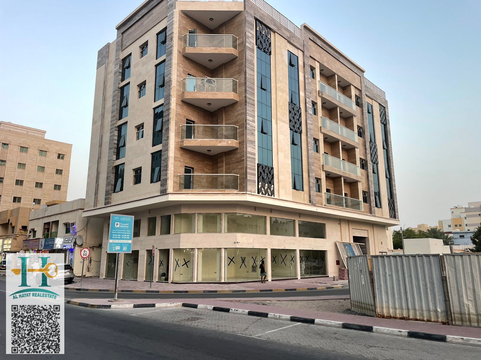 *For sale directly from the owner: A residential/commercial building in Al Nuaimiya, ground floor + 4 floors + roof, with a total area of 613 square meters (6600 square feet). Corner lot on 3 streets, excellent location on Kuwait's main road. It consists