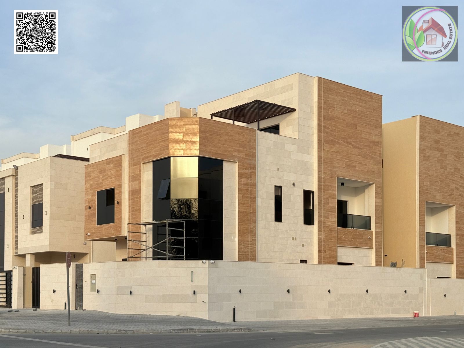 Villa for sale - directly from the owner. Two floors and a corner roof with a large yard. Price negotiable, including registration and ownership fees.