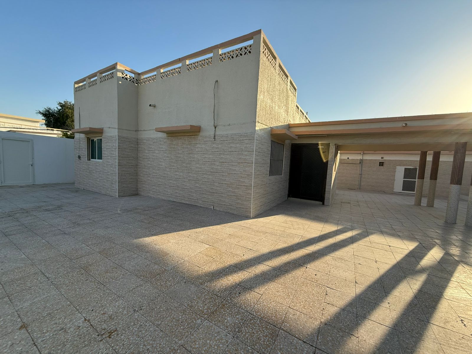 Large Arabic house / 4 bedrooms & hall / 2 indoor parking / 4 annex rooms with bathrooms / Easy access to Dubai exit