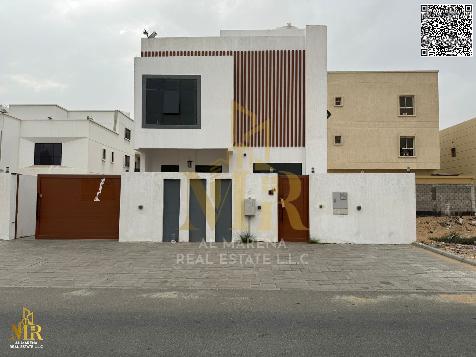 Villa in a prime location near the mosque, 5 Master Bedrooms, price includes electricity, water & AC, perfect opportunity for upscale living and inves