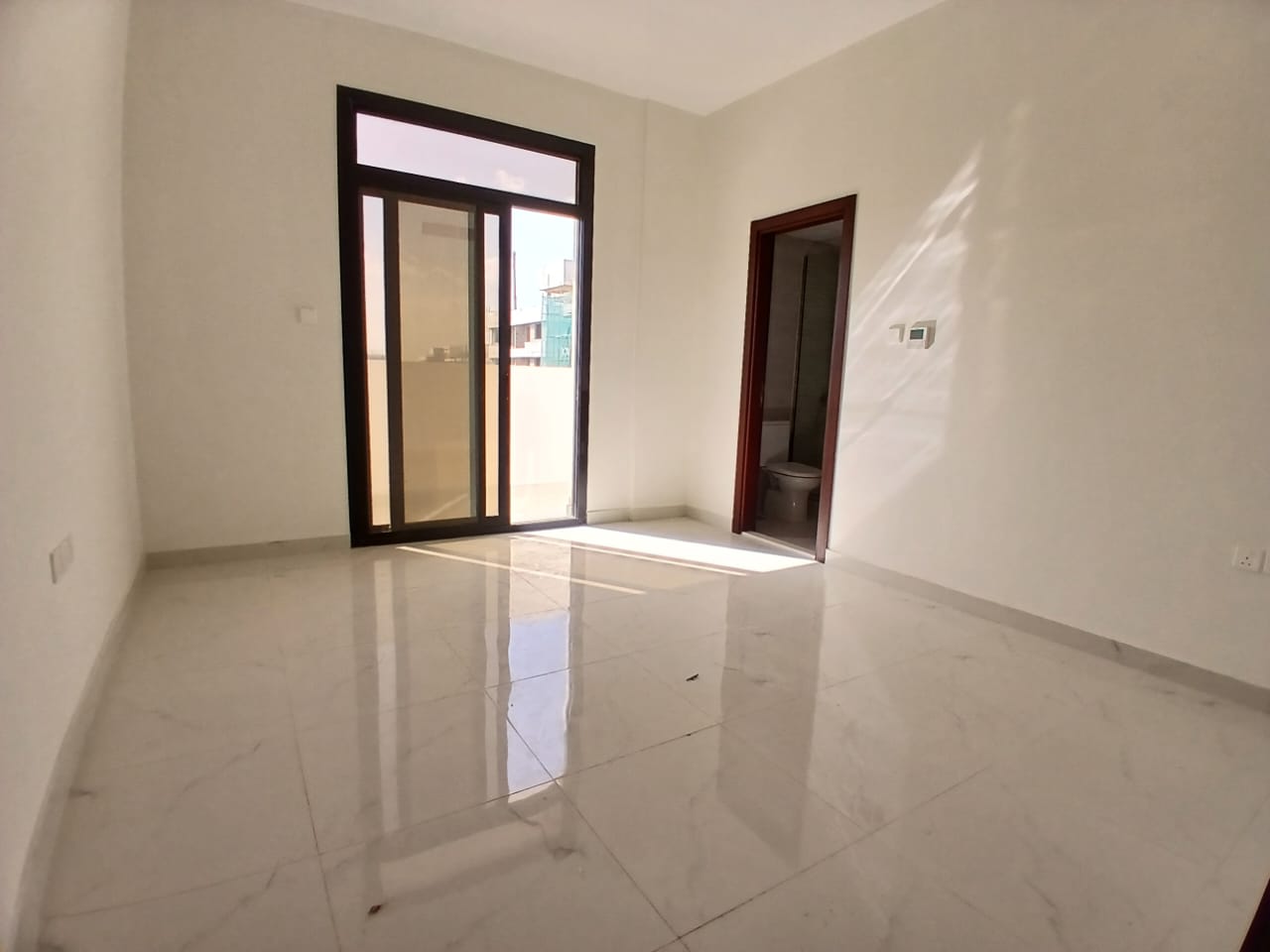 Lxury and brand new apartment with balcony with master room
