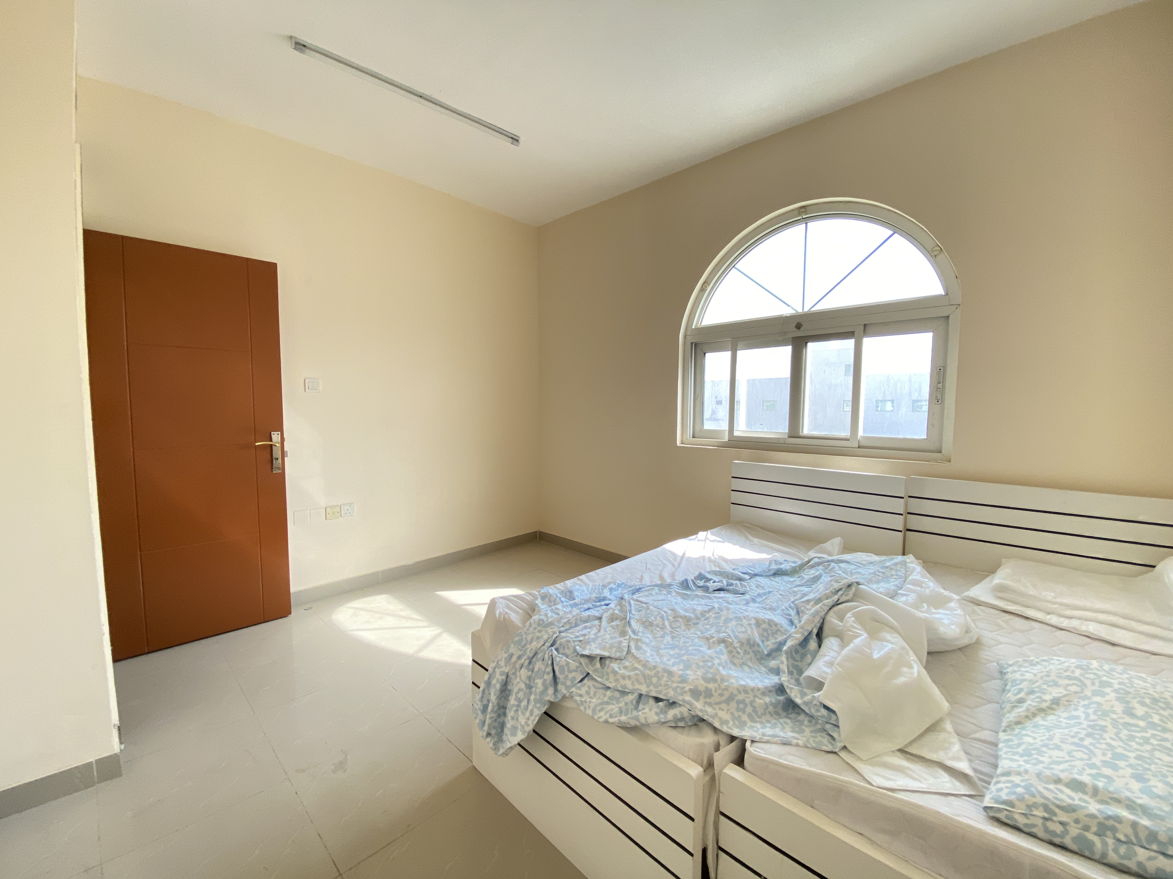 BRAND NEW 1 BEDROOM ON ROAD BUILDING GOOD SIZE MUWALIEH SHARJAH