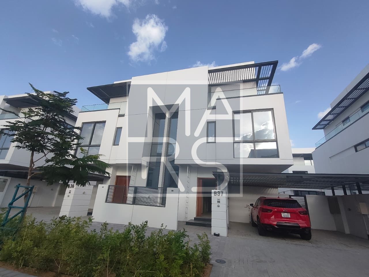 Modern 4-Bedroom Villa with Balcony | Beach Access | Waterfront City