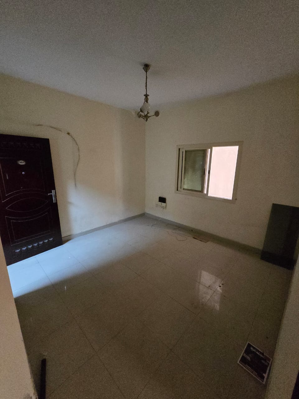 For rent in Sharjah – Al Naba’a: a spacious one-bedroom apartment with a separate, roomy living room. Good finishing, central air conditioning, and ce