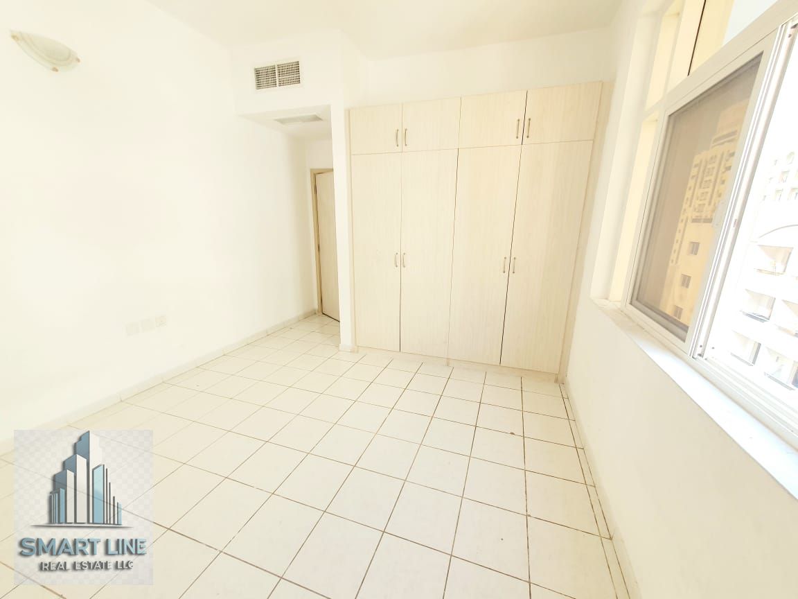 Like A new building Good location 1bhk with balcony wardrobe with 2 Bathrooms family building only 30k