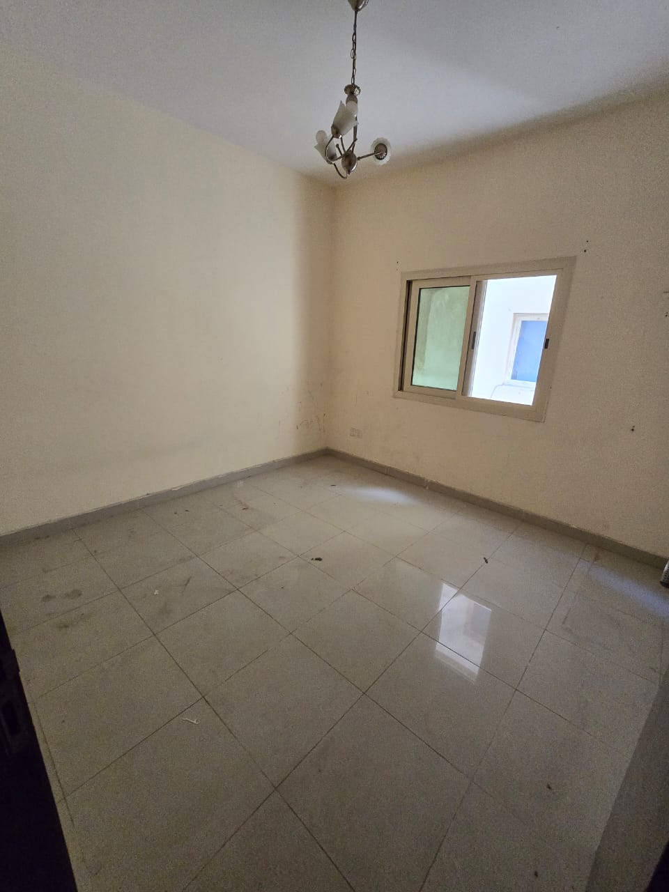 A large apartment with one bedroom and a living room, a separate living area, central air conditioning, and central gas. Price: 25,000 with 4 or 6 ins