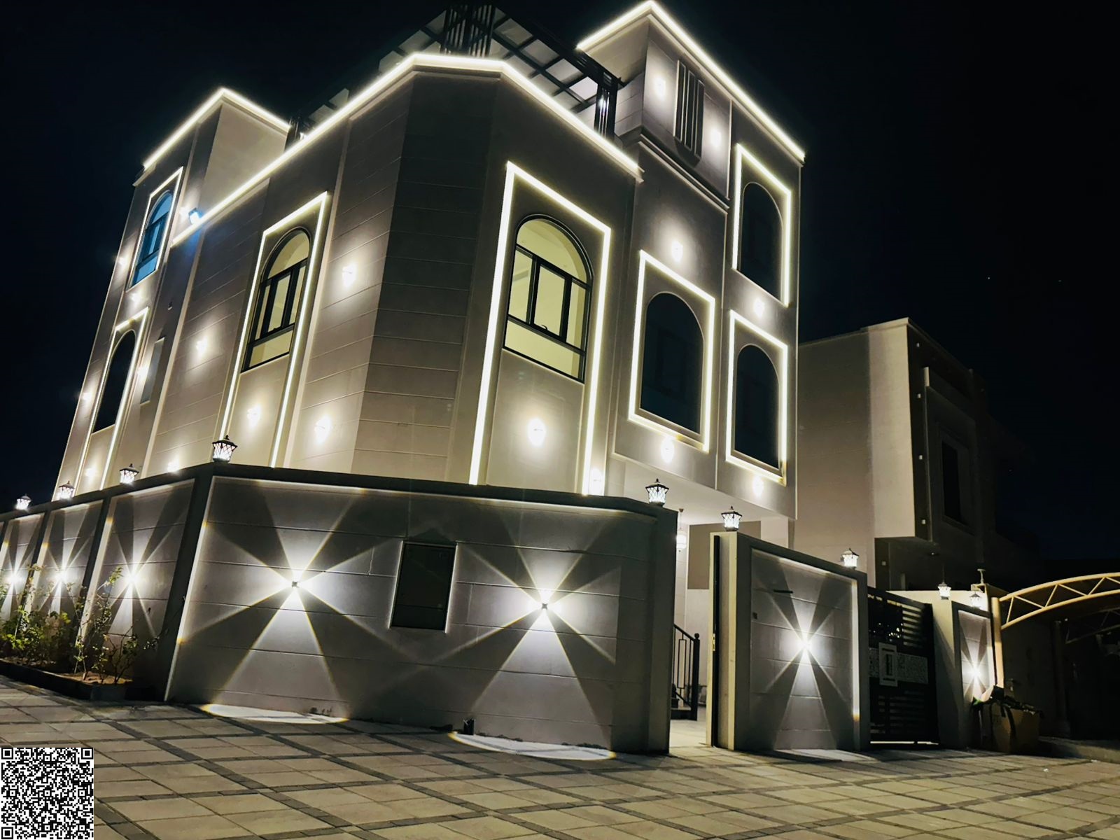 For sale: A luxurious two-story classic villa with a rooftop terrace in Al Umrah, Ajman. Strategically located. Full registration included.
