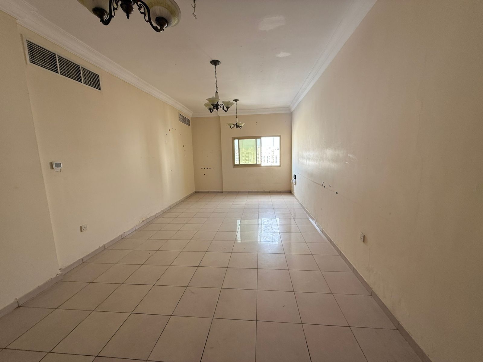 Two-bedroom apartment with balcony / great space / built-in wardrobes / excellent finish / prime location near services.