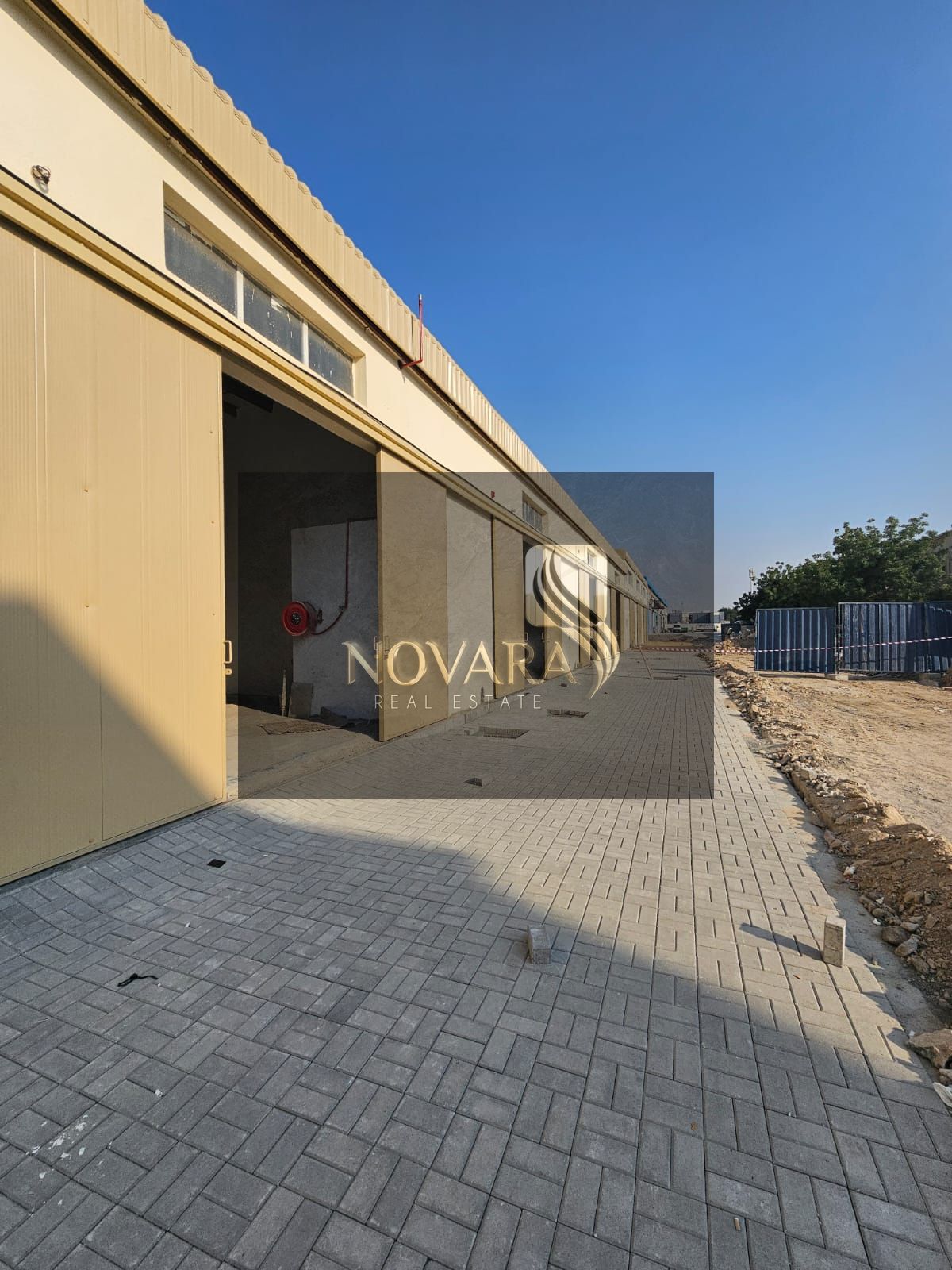 A unique opportunity to rent warehouses in a prime location close to main roads, suitable for various commercial and storage activities.