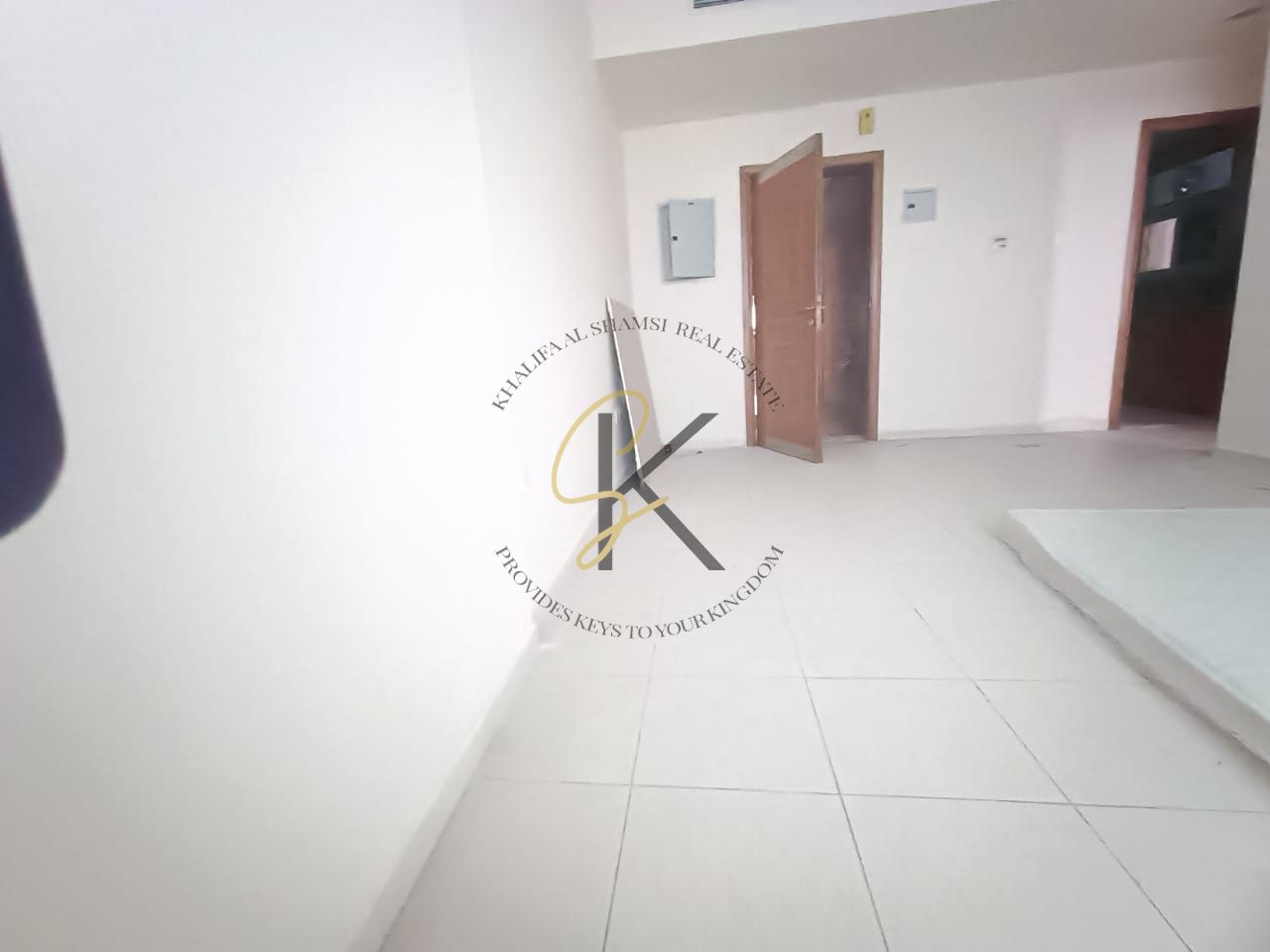 1bhk huge big hall in Muwaileh sharjah on the road full faimly building