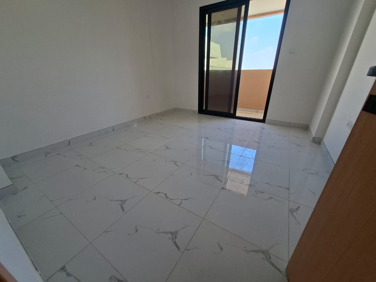 Lxury and brand new apartment with balcony prim location aljada out sid