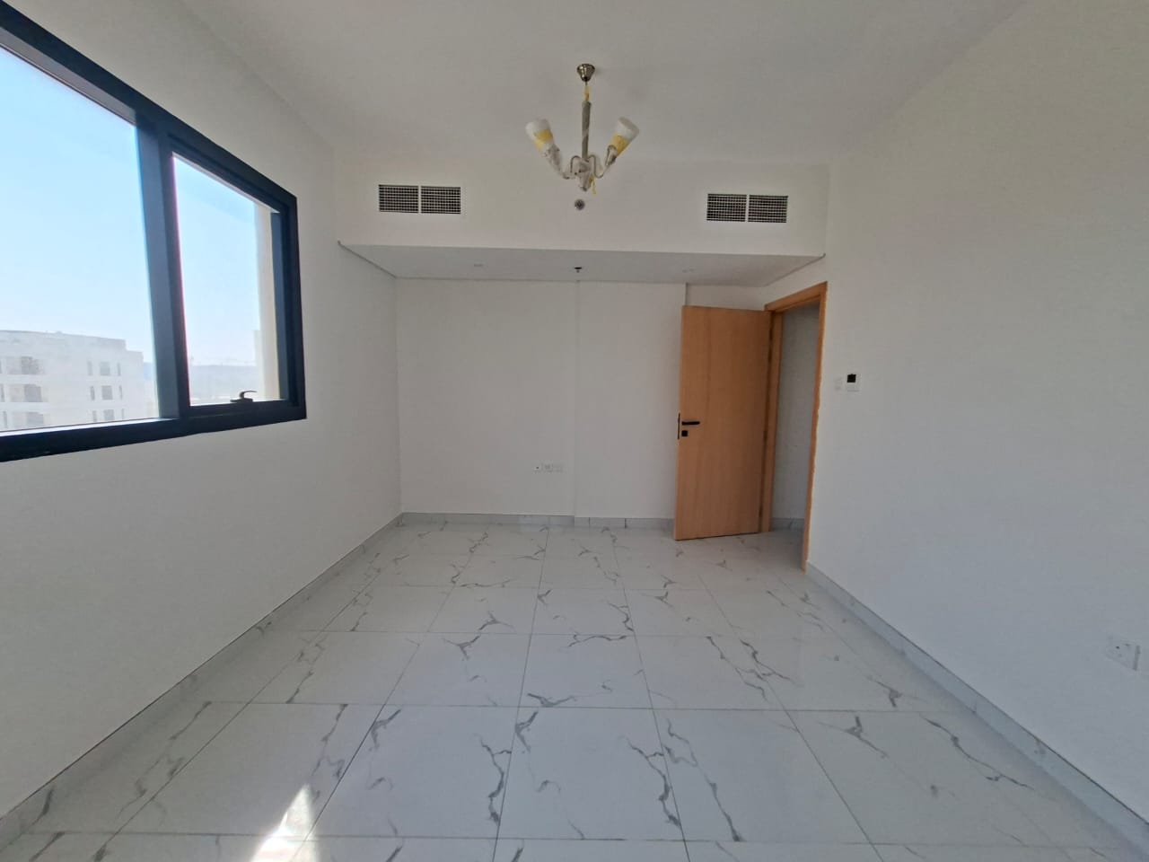 Lxury and brand new apartment with balcony prim location aljada out sid