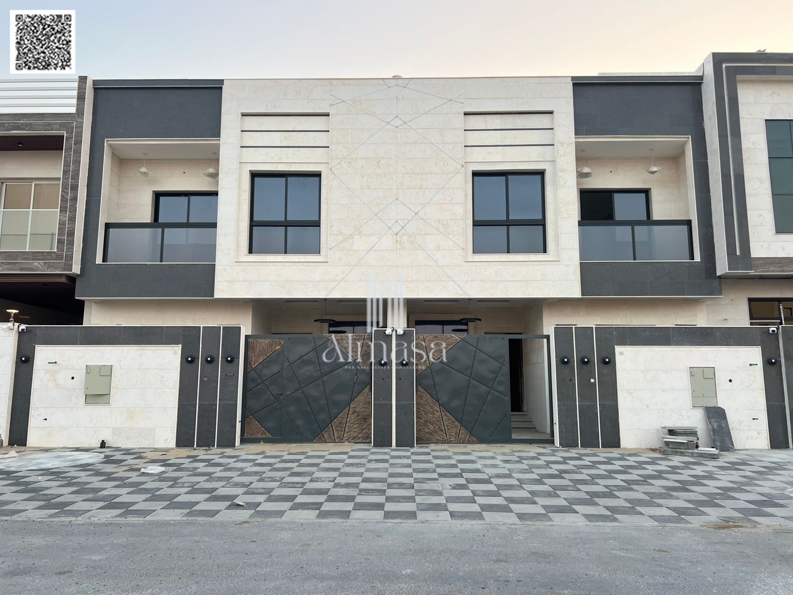 Villa on Mohammed Bin Zayed Road, featuring 4 master bedrooms, at a special price. Strategic location, great opportunity for living or investment.