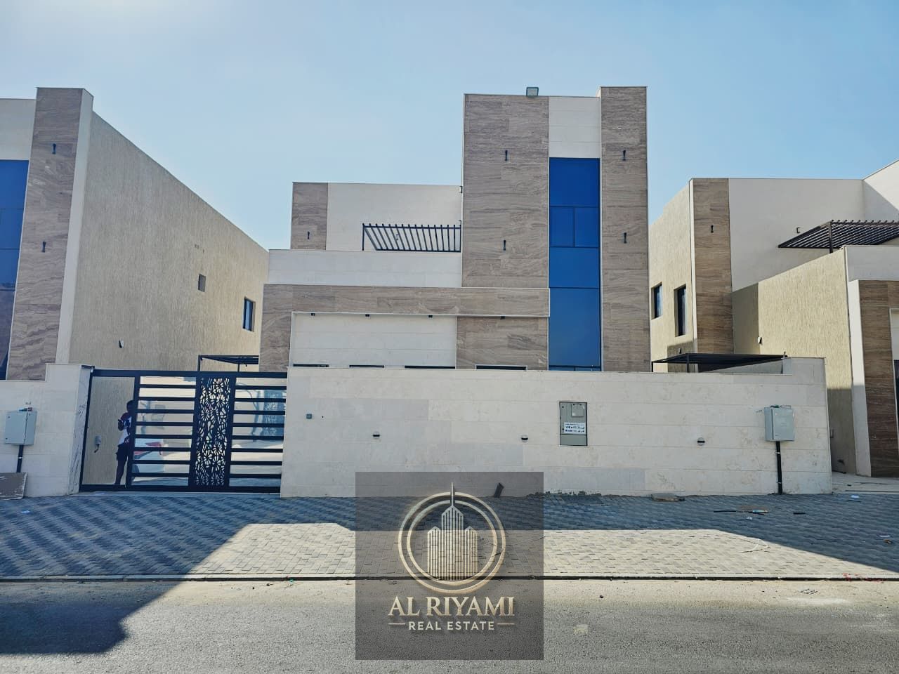 For lovers of luxury and opulence, a luxurious villa in Al-Haliou 2. Brand new villa, first occupancy, in a prime and strategic location.