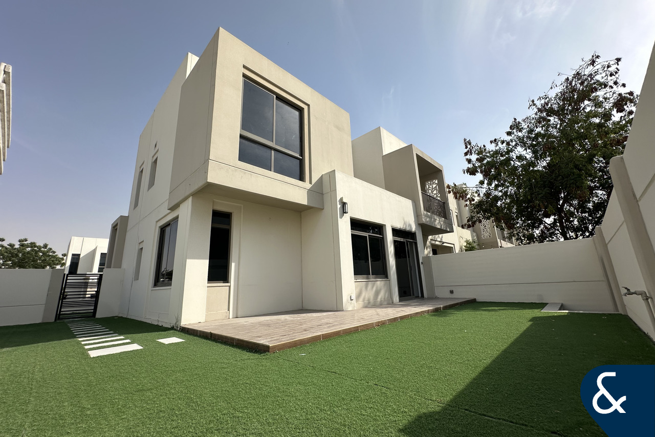 Large Plot | Corner | Close to Pool & Park