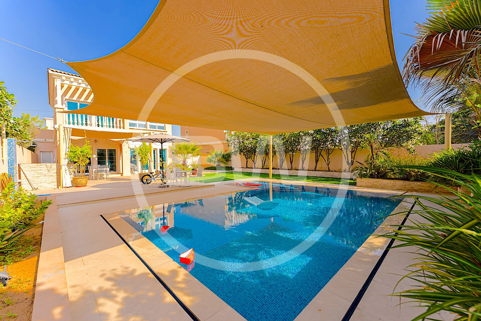 2 BEDROOMS | PRIVATE POOL | UPGRADED | CENTRAL