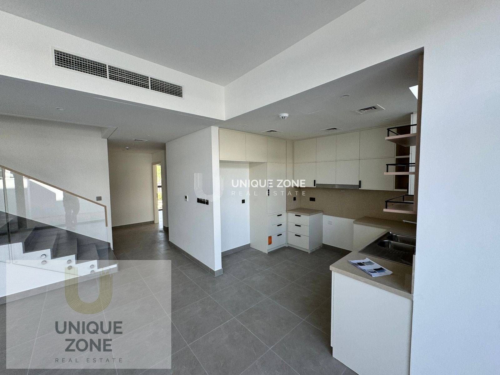 NEAR PARK | SINGLE ROW | READY TO MOVEIN