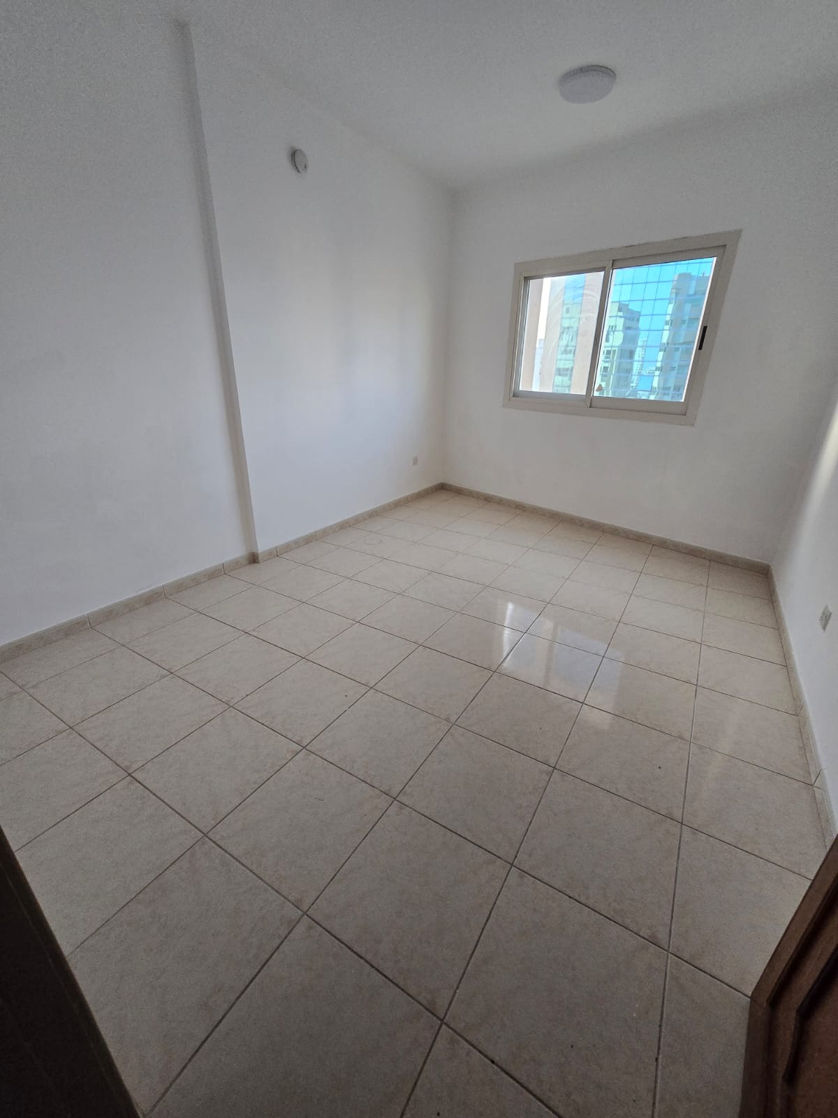 For annual rent in Sharjah, Al Rolla area: one bedroom and a hall. The annual rent is 28,000 AED in 4 installments, without a security deposit.