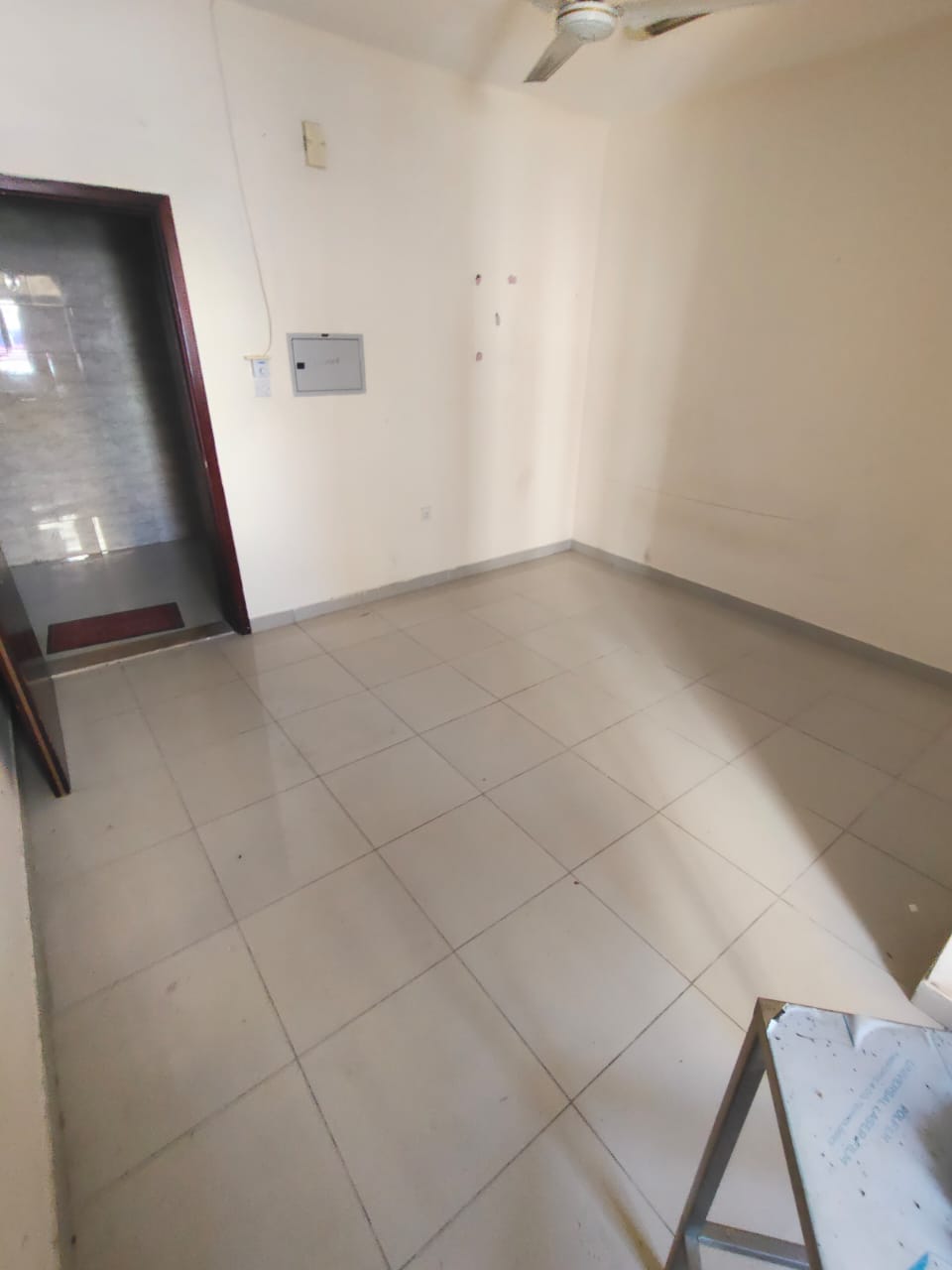 Al Ghuwayr – Sharjah, a prime location close to all services. Studio with excellent space and excellent layout. Split air conditioning. Building suita