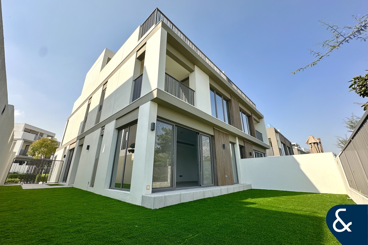 FULLY UPGRADED | LANDSCAPED | SINGLE ROW