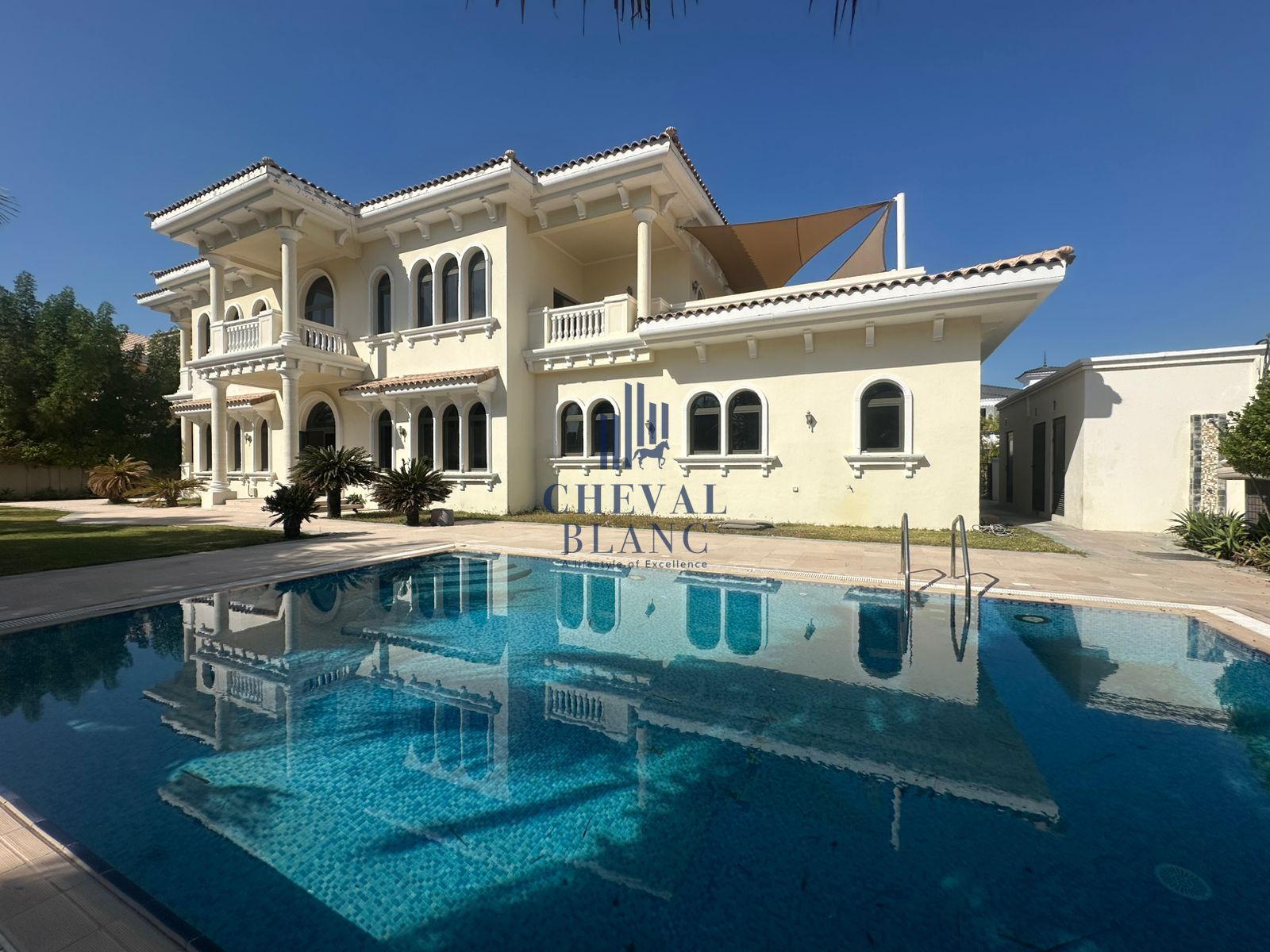 Luxury Waterfront 6 Bedroom Signature Villa on Palm Jumeirah | Private Pool & Beach Access