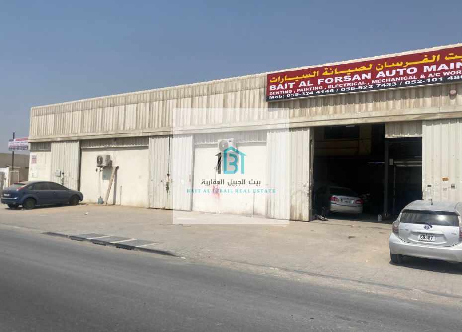 : – Prime Yard in Al Saja’a, Sharjah: Equipped with electricity and ready for immediate use Location: Prime location on a main road with easy acce
